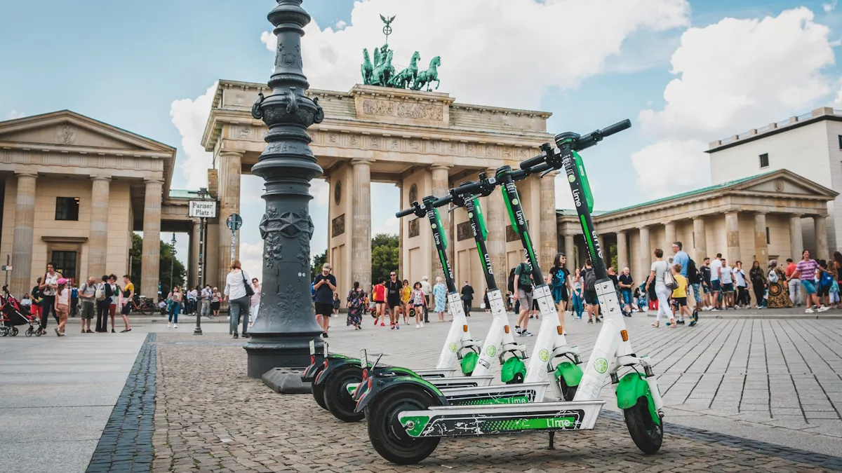 E-Scooter stehen vor dem Brandenburger Tor